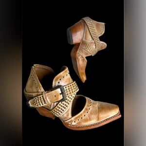 Ariat Dixon Sz 6B White Washed Studded Tan Leather Western Ankle Booties Boots